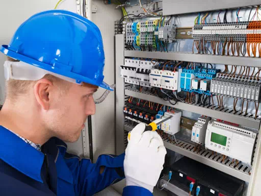 image d'un électricien qui passe son habilitation électrique chez bernat conseil formation