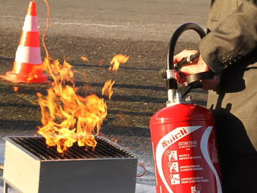 image d'un extinsteur devant un feu lors d'une formation bernat consiel et formation