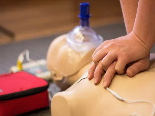 image d'un stagiaire qui pratique le massage cardiaque pendant une formation de secourisme chez bernat conseil formation