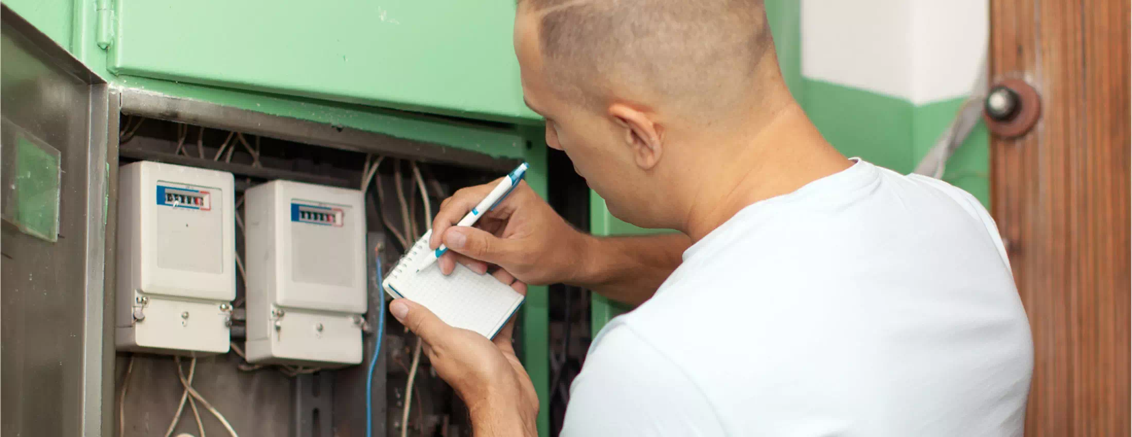 un employé inervient pres de materiel electrique grace a son habilitation B0