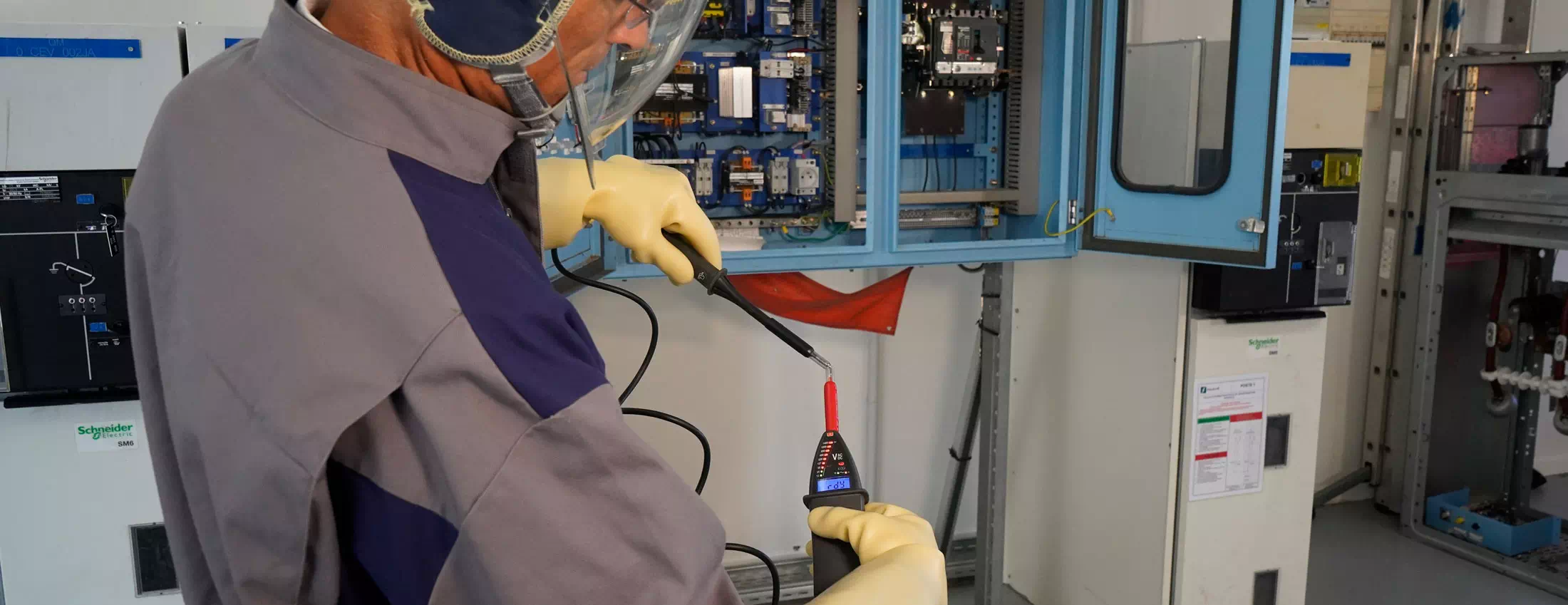 un apprenant en habilitation B1 manipule du courant haute tension chez Bernat conseil et formation