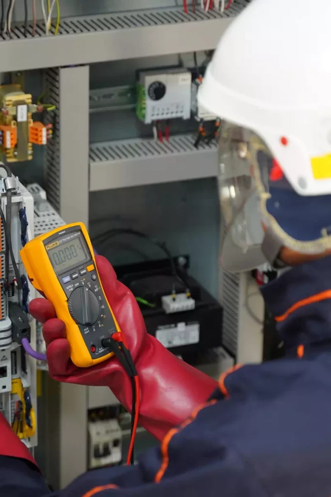 photo d'un apprenant qui a passé son habilitation électrique chez bernat conseil et formation