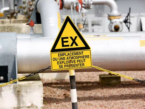 image d'un panneau jaune qui prévient d'une zone de danger pour les formation atex de bernat conseile et formation