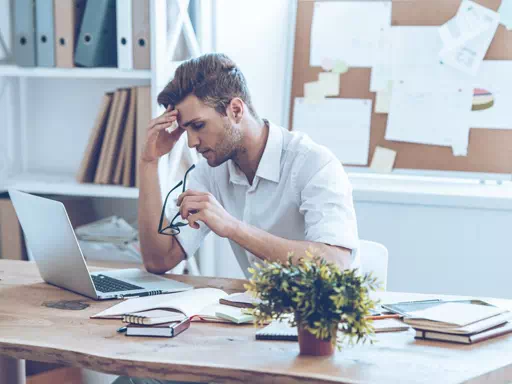 image d'un homme stressé qui devrait faire la formation risques psychosociaux chez bernat conseil & formation