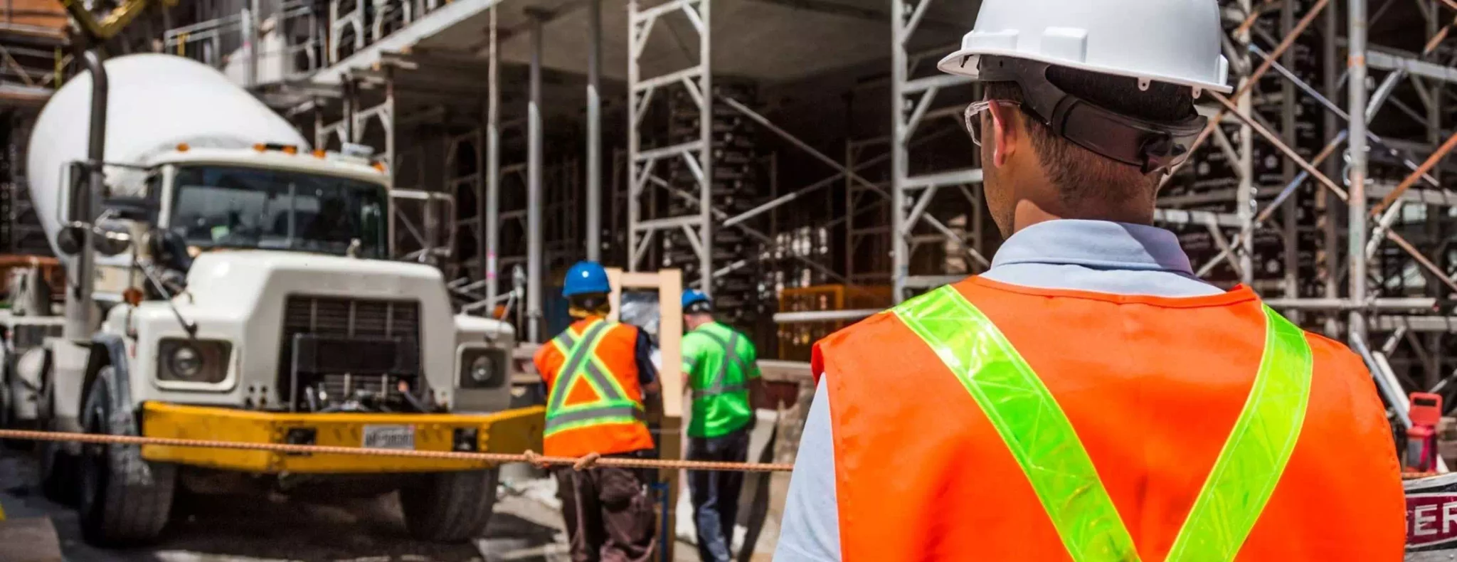 photo d'employés du bâtiment travaillant en sécurité après la formation PRAP IBC