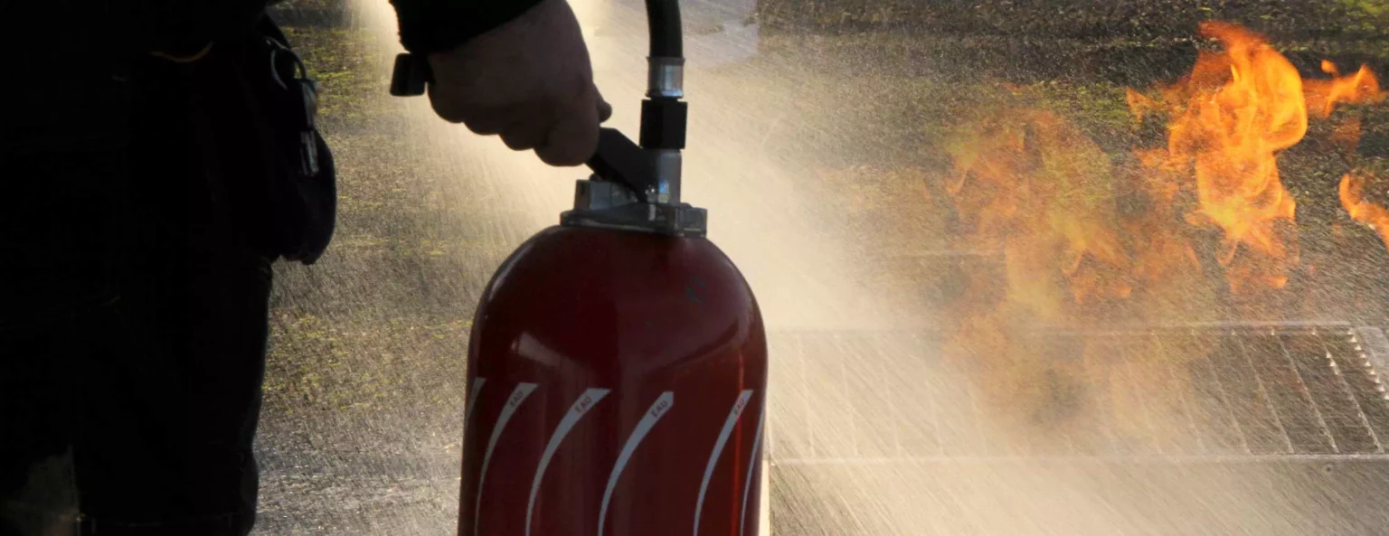 photo d'un aprenant qui eteind un feu lors de la formation extincteur de bernat conseil et formation