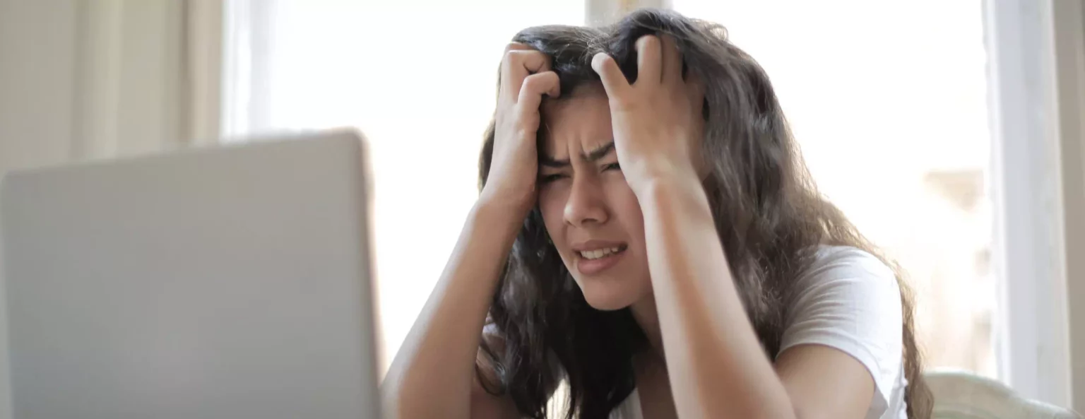 photo d'une personne très stressé au travail qui se tient la tête avec les mains pour la formation gestion du stress