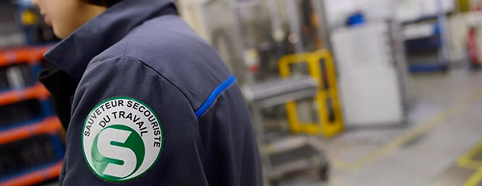 photo d'un employé sauveteur secouriste du travail après un recyclage SST