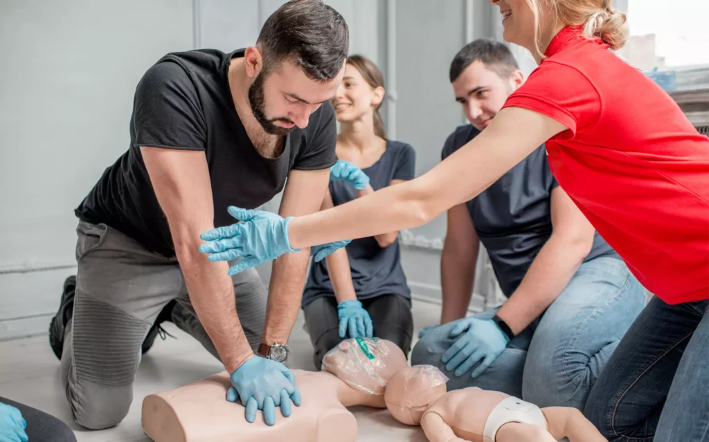 Des stagiares écoutent les 5 raisons pour lesquelles la formation SST est importante