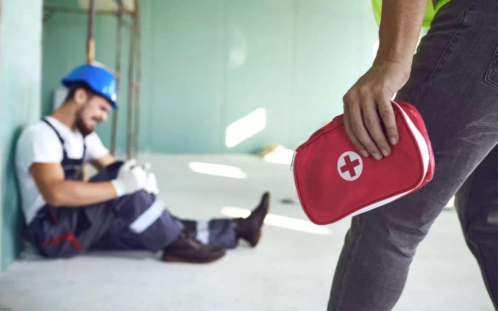 Un homme s’apprête à porter secours à une victime d'accident du travail car il à suivit une formation SST Agen chez Bernat Conseil et Formation