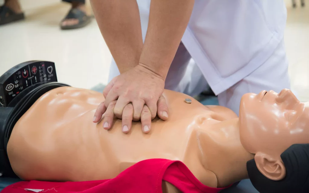 Un homme réalise un massage cardiaque sur un mannequin pendant une formation sauveteur secouriste du travail à Villeneuve sur Lot