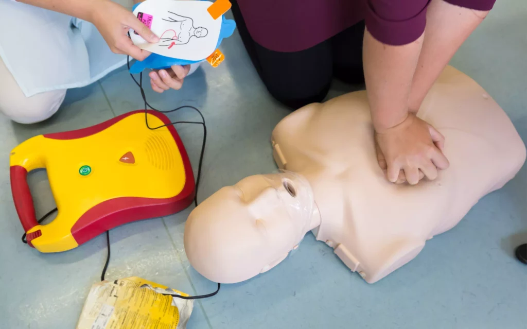 Une personne prodigue un massage cardiaque à un mannequin lors d'une formation SST Nérac