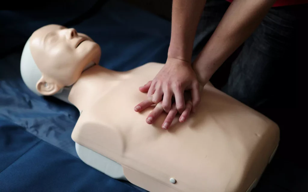 Un stagiaire apprend le massage cardiaque pendant la durée de la formation SST – Sauveteur Secouriste du Travail permet