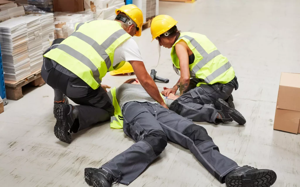 Deux personnes interviennent sur une victime au travail car ils savent la formation SST, c’est quoi