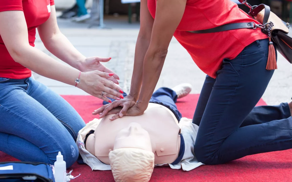 Une personne fait un renouvellement de la formation SST et pratique la réanimation cardio-pulmonaire