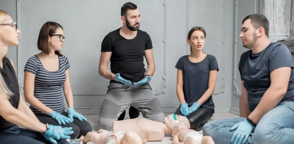 Un formateur apprend à des stagiaires comment se passe la formation SST