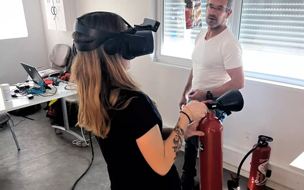 Une apprenante réalise un exercice incendie en réalité virtuelle pendant les formations sécurité incendie