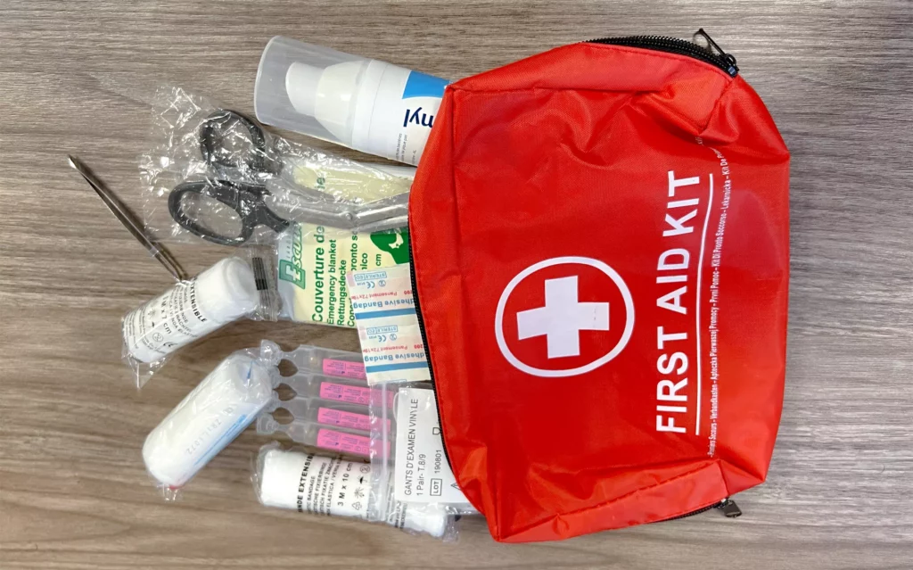 Une trousse de secours d'entreprise ouverte avec une partie de son contenu