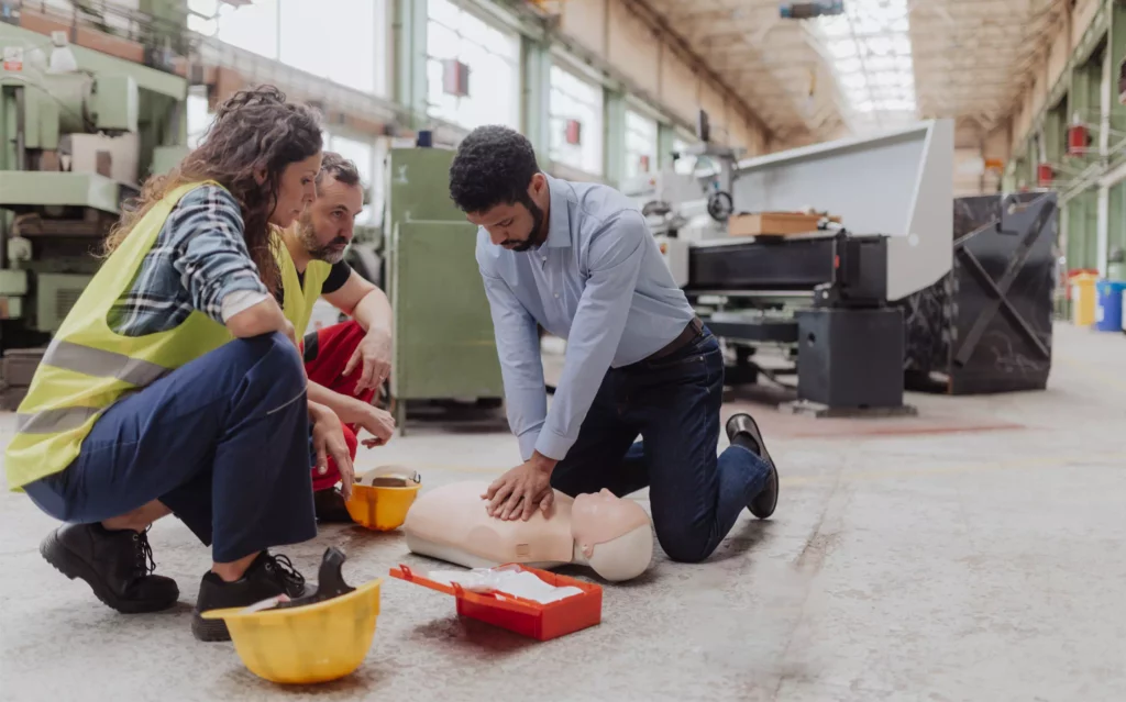 Des Sauveteurs Secouristes du travail en formation sur leur lieu de production