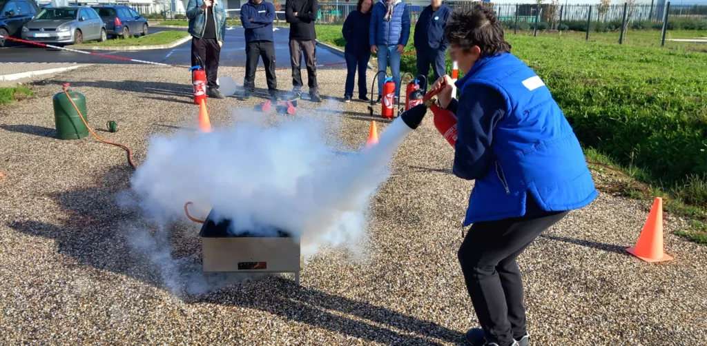 Lors d'une formation EPI des apprenants apprennent à utiliser des extincteurs