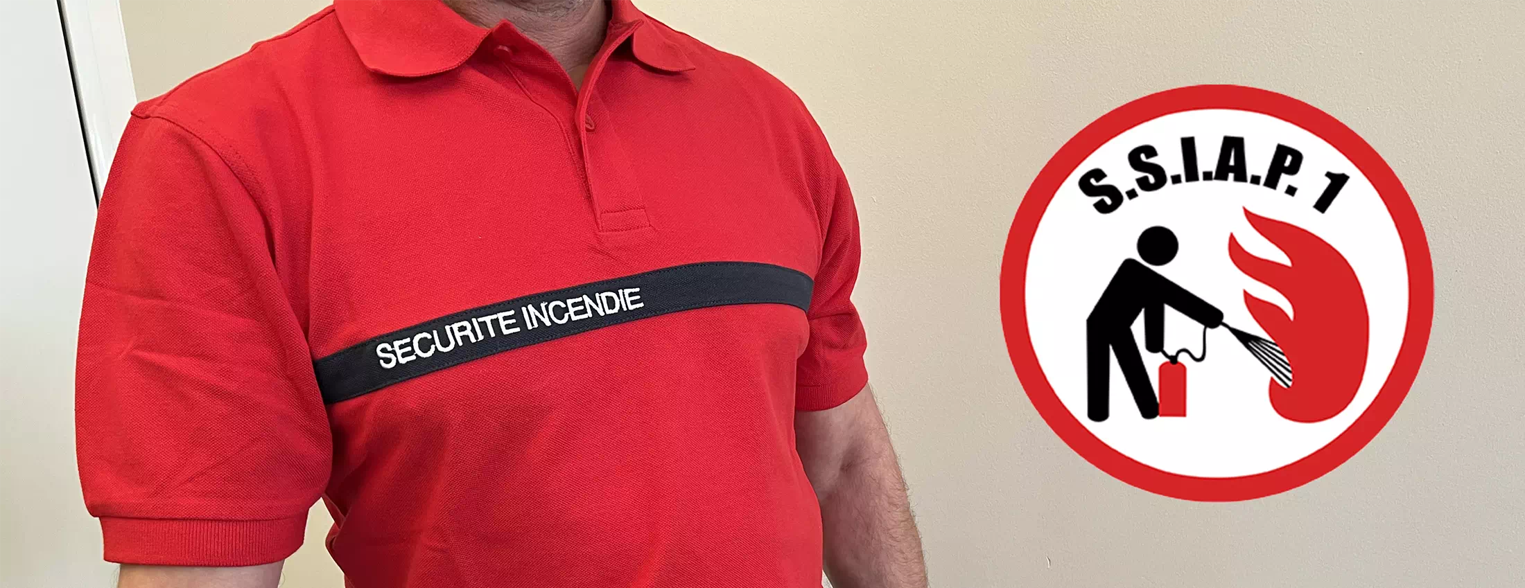 Un agent des Service de Sécurité Incendie et d'Assistance à Personnes avec un t-shirt rouge à bande bleu marqué sécurité incendie.