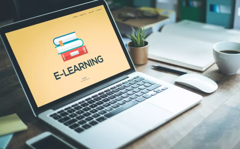 Un intérim fait l'accueil sécurité en entreprise sur la plateforme E-learning de Bernat conseil et formation