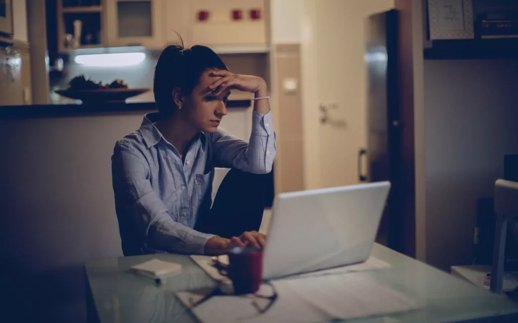 Une femme n'arrive pas à déconnecter une fois à la maison