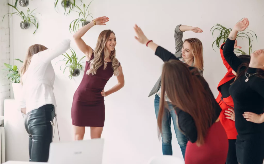 Pour une bonne gestion du stress au travail, une entreprise met en place des exercices de gourpe